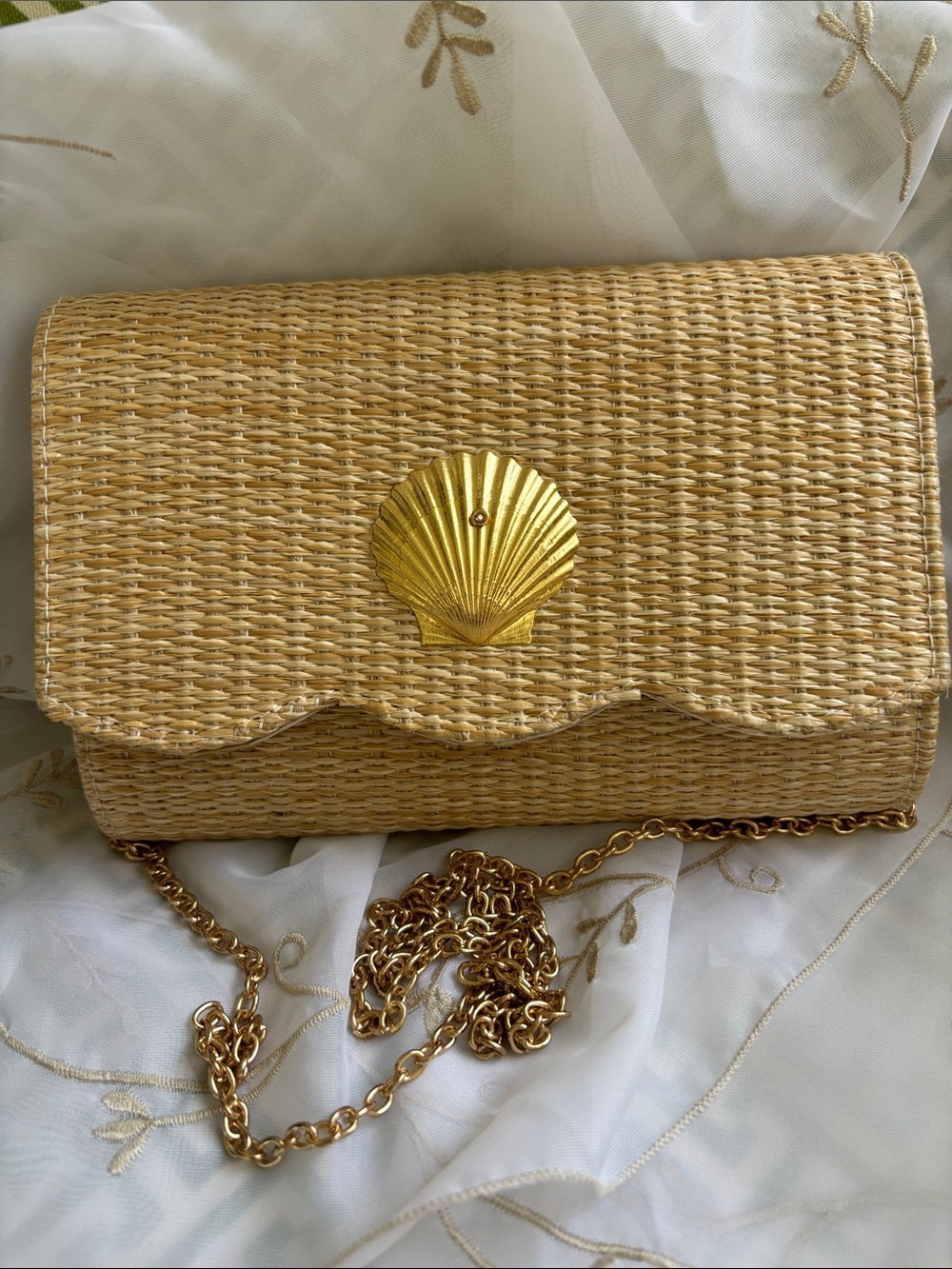 NWOT Lisi Lerch Natural Straw Scalloped Crossbody Clutch - Gold Seashell